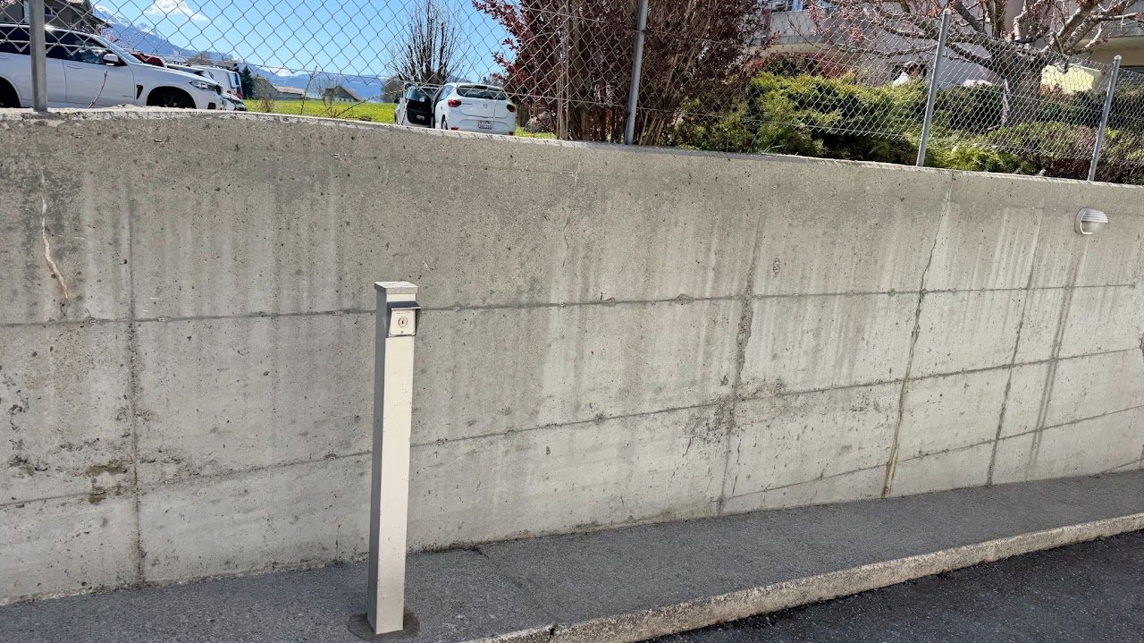 Après nettoyage : mur en béton débarrassé des traces noires